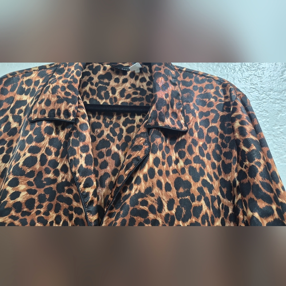 Frederick's of Hollywood Leopard Print Pajama Set Size M satiny Feel - Picture 4 of 15